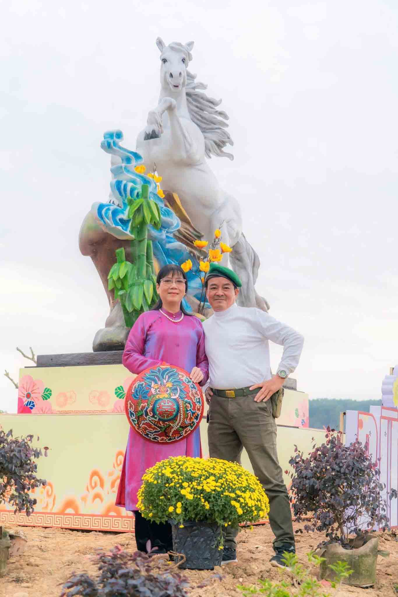 Du khach hao hung chup cung linh vat ngua.