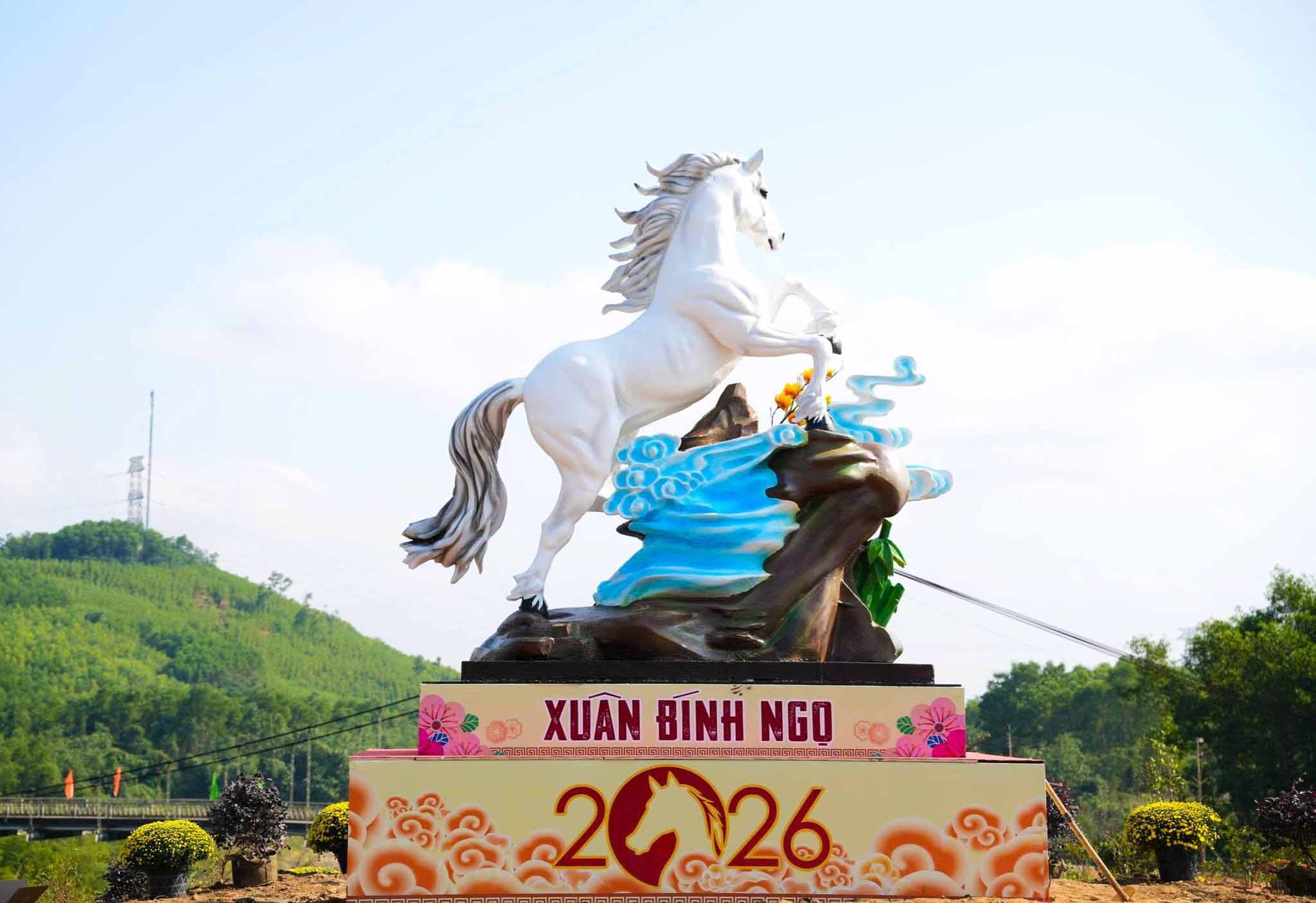 Linh vat ngua trang mang bieu tuong cua su may man va khoi dau tot dep cho vung dat co do. 