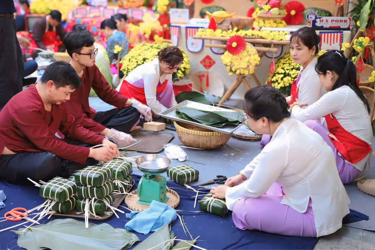 Traditional cake wrapping contest contributes to preserving Tet cultural values. Photo: Provider