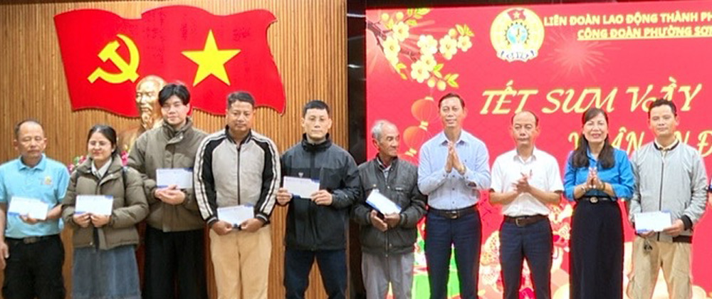 Son Tra Ward Trade Union organizes "Tet Sum vay - Spring of Gratitude to the Party 2026" for union members and workers in difficult circumstances. Photo: Da Nang Trade Union.