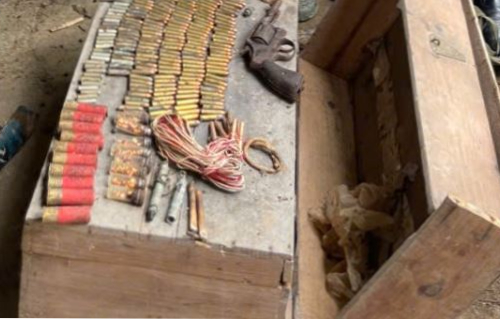 Hòm đựng đồ chứa súng, lựu đạn được bà Tiến phát hiện. Ảnh: Công an phường Vân Hà (Bắc Ninh).