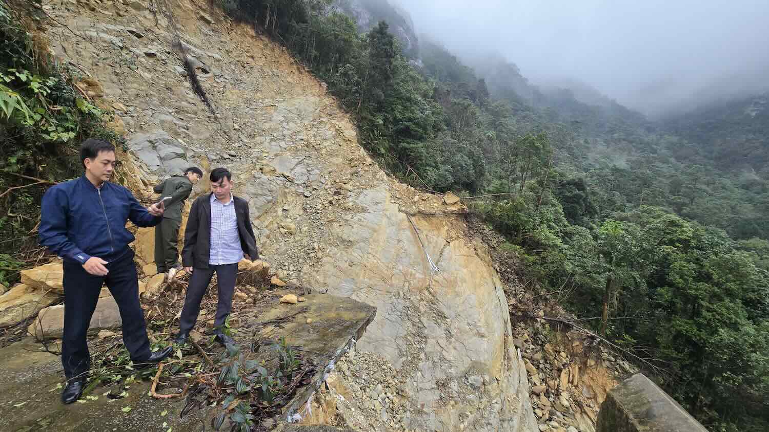 Survey of landslides on the road to Bach Ma National Park. Photo: Vu Linh.