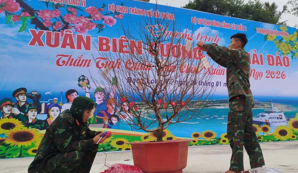 Soldiers of the Bach Long Vi island defense platoon are welcoming Tet and celebrating spring. Photo: Xuan Nha