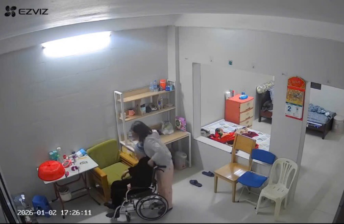 Công an đã khởi tố người giúp việc nhiều lần đánh cụ bà 82 tuổi trong quá trình chăm sóc. Ảnh: Cắt từ clip 