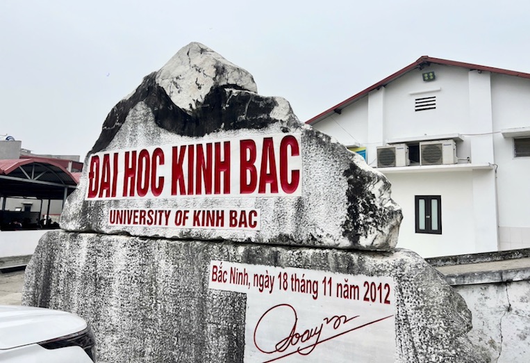 Kinh Bac University students face the risk of graduation delay due to a sudden decision to stop studying. Photo: Anh Tuan