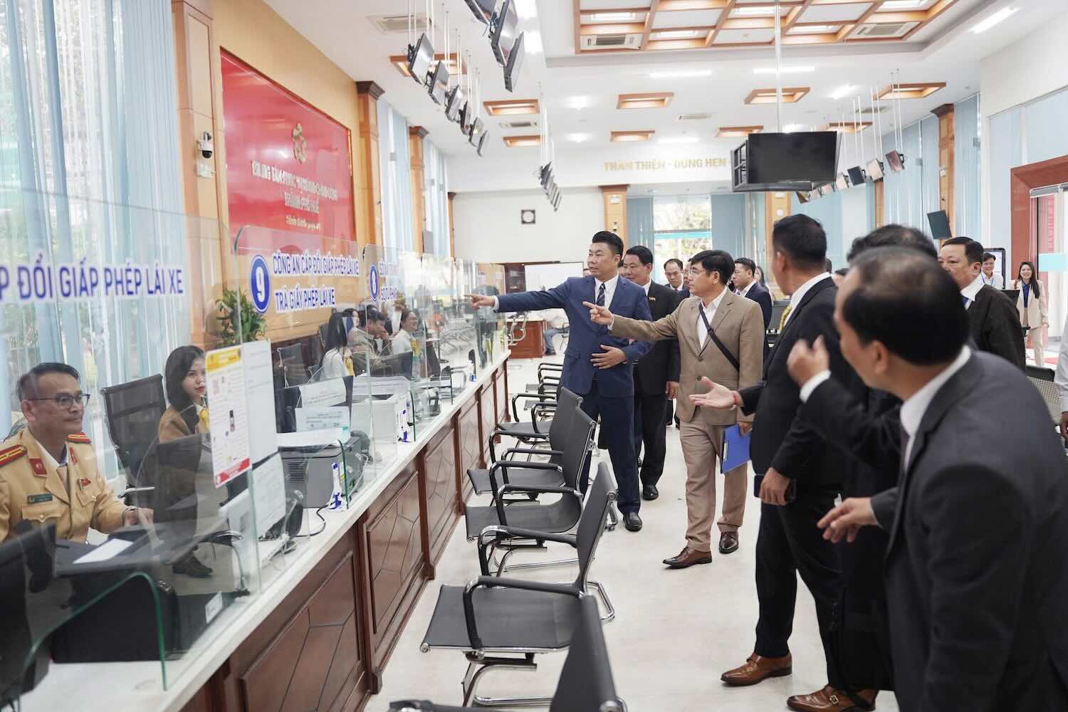 The high-level delegation of Vientiane capital visits and learns about the operation of the Hue City Public Administration Service Center. Photo: N. Bon.