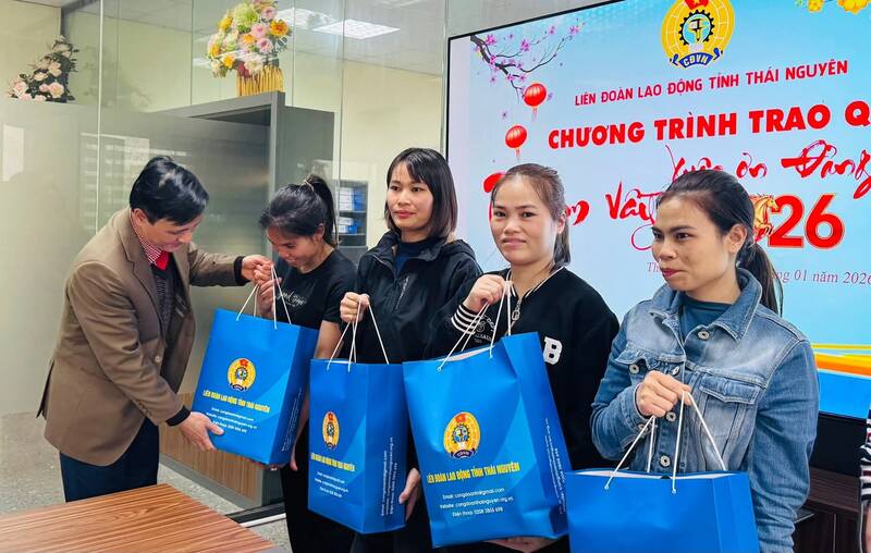 Giving gifts to workers in Thai Nguyen. Photo: Thai Nguyen Trade Union