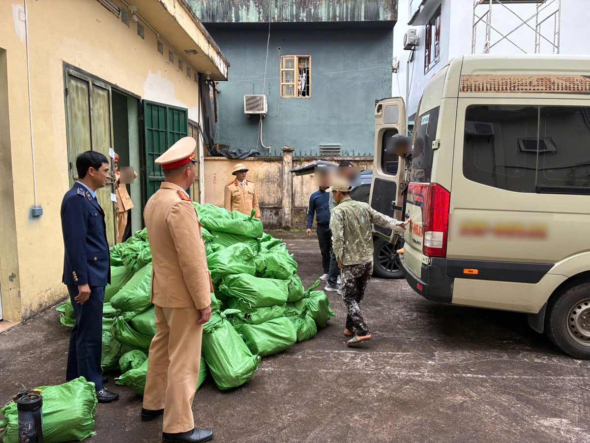 Doi Quan ly thi truong so 2 phoi hop voi Canh sat Giao thong Cong an tinh kham xe 15F-005.61 phat hien 500 binh khi N2O “Khi cuoi“. Anh: QLTT Quang Ninh