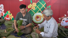 Da Nang cancer patients split and scoop rice to wrap Tet cakes in spring. Photo: Tran Thi