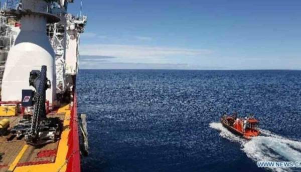 Australian Navy ship participates in the search for MH370 on April 7, 2014. Photo: Xinhua