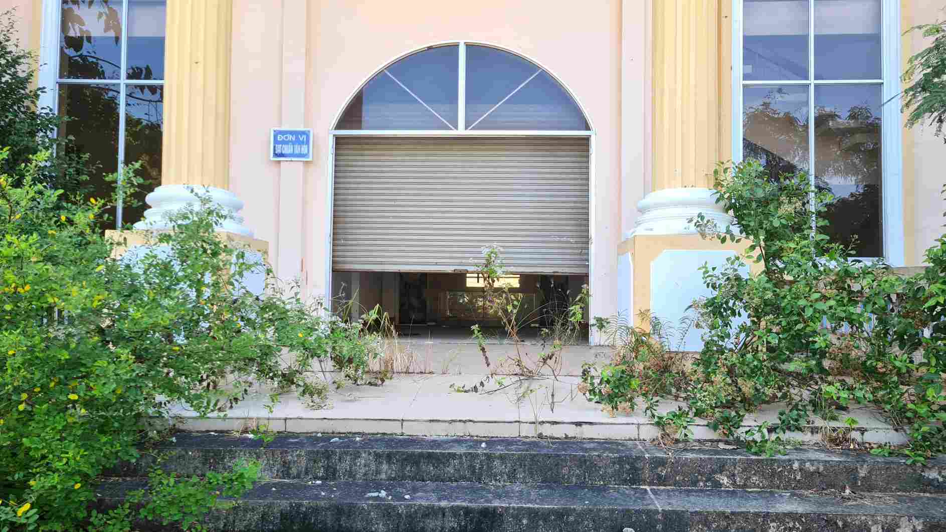 Sanh, mat chinh cua tru so BHXH Bac Lieu (cu) da xuong cap, tam bien Co quan van hoa van con. Anh: Nhat Ho.