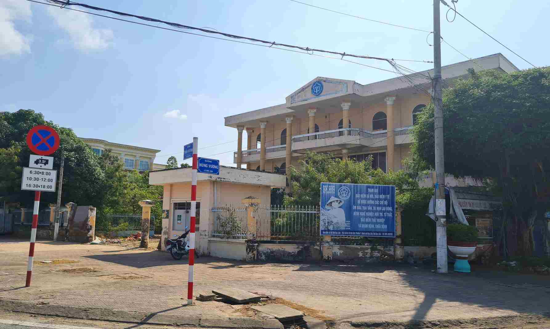 The (old) Bac Lieu Provincial Social Insurance headquarters is located at the corner of Hung Vuong - Tran Huynh street, Bac Lieu ward, Ca Mau, abandoned for many years. Photo: Nhat Ho