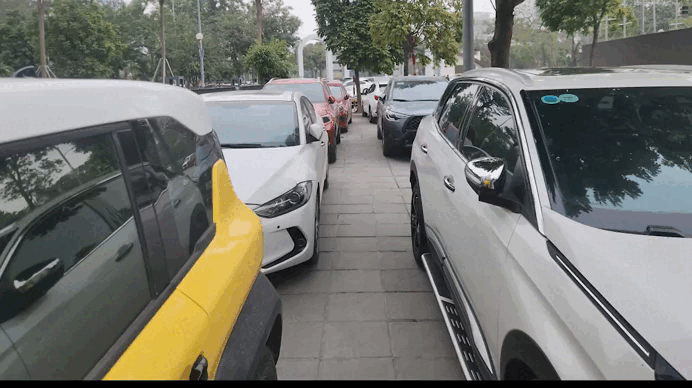 Chuyên gia chỉ rõ bất cập xử lý ô tô đỗ trên vỉa hè tại Hà Nội. Ảnh: Minh Hạnh 