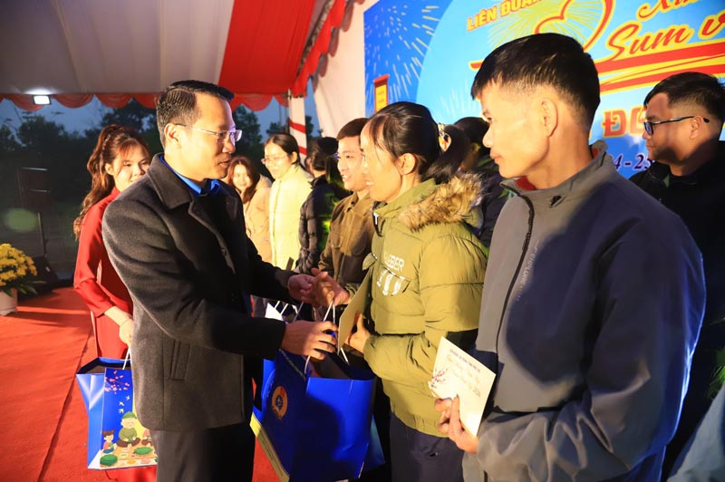Joy on the faces of workers when receiving Tet gifts at the program. Photo: Yen San