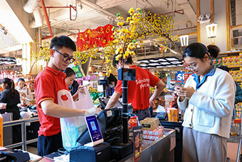 Consumers are bustling shopping during Tet 2026. Photo: Trang Ngan