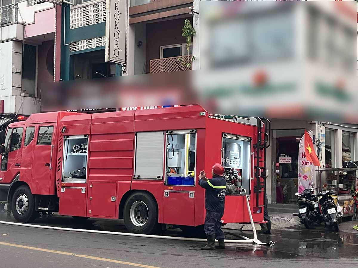 Luc luong PCCC & CNCH tien hanh dap lua, ngan chay lan. Anh: Minh Tam