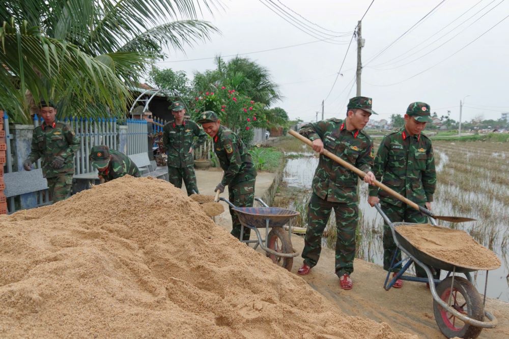 Nearly 400 Da Nang discharged soldiers record the mark of the "Quang Trung lightning strike" campaign. Photo: Quang Cuong