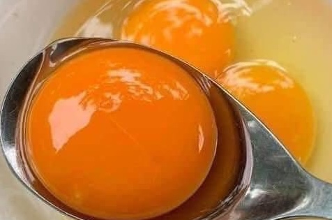 Egg yolk is one of the effective sources of vitamin D supplementation, suitable for workers in many industries. Photo: Kieu Vu