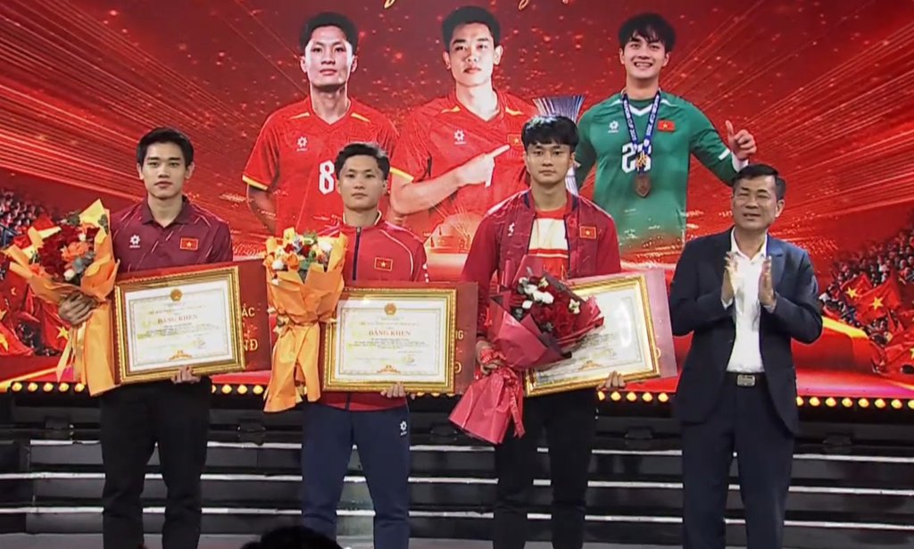 Ong Thai Van Thanh, Pho Chu tich UBND tinh Nghe An trao bang khen va phan thuong cho 3 cau thu. Anh: Ngoc Anh