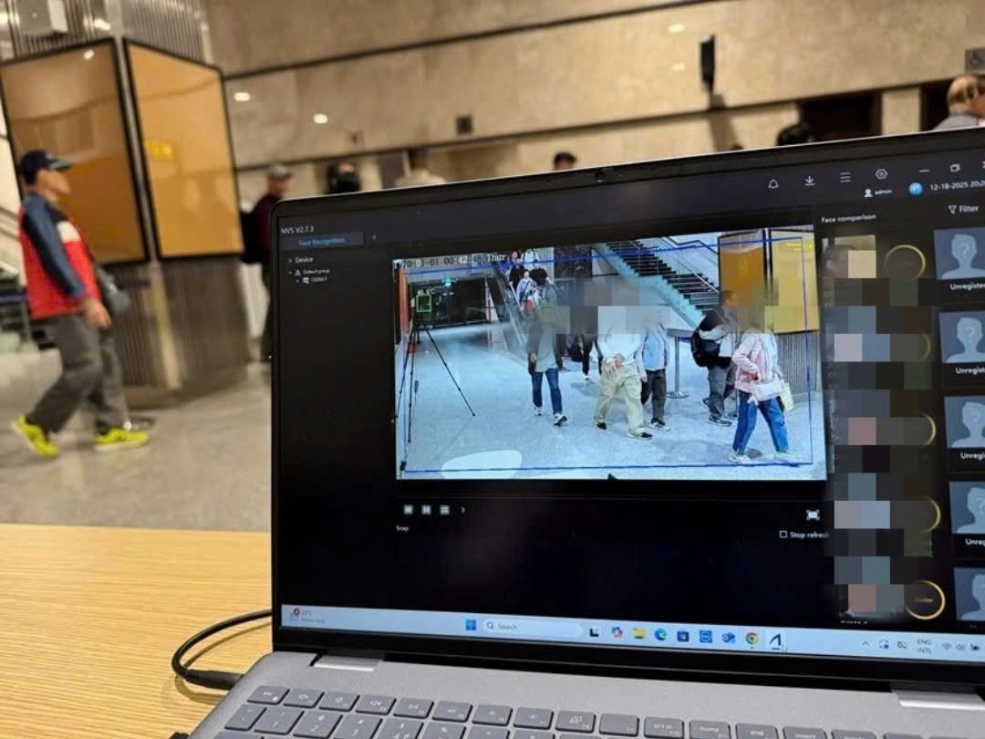 Hue City Center for Disease Control measures foreign tourists' body temperature with remote equipment after a tourist ship docks at Chan May Port, proactively responding to the Nipah virus epidemic. Photo: Thanh Huong