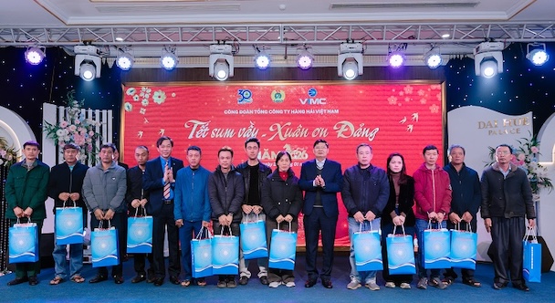 Le vice-president de la Confederation generale du travail du Vietnam, Phan Van Anh (6e a partir de la droite) et le president du syndicat de la Societe generale maritime du Vietnam, Mai Le Loi (5e a partir de la droite), remettent des cadeaux aux travailleurs en difficulte lors du programme Tet de retrouvailles - Printemps de la gratitude envers le Parti 2026 dans la region centrale. Photo: CDTCT