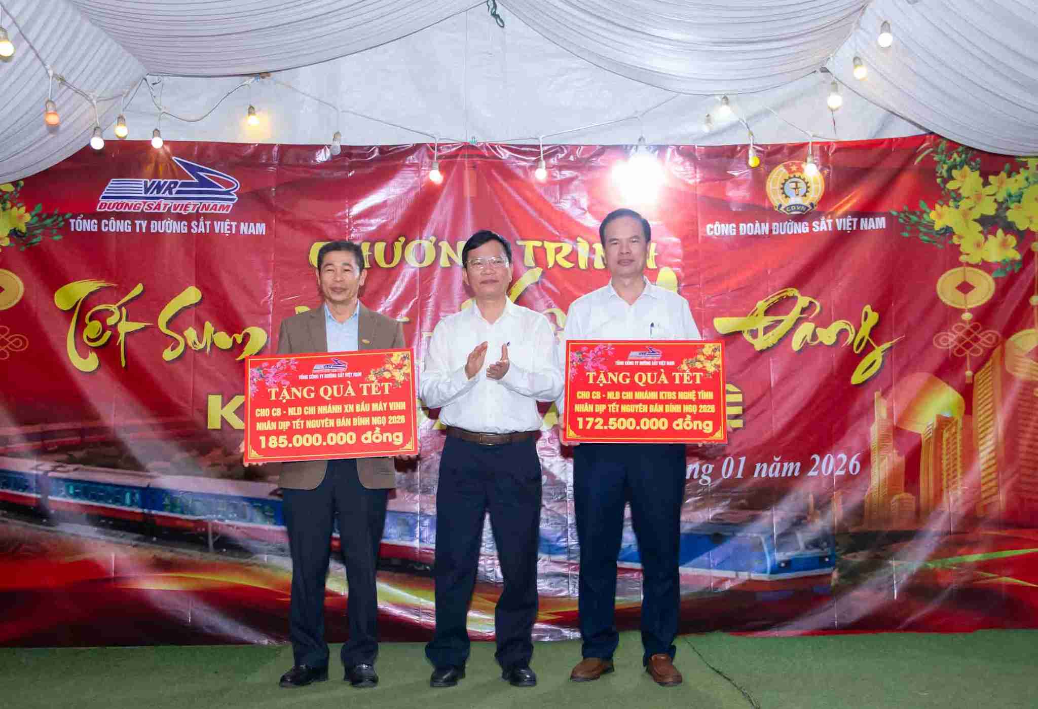 Les dirigeants de la Societe generale des chemins de fer du Vietnam ont remis 357 millions de dongs aux unites subordonnees pour soutenir les travailleurs. Photo: Luong Trung