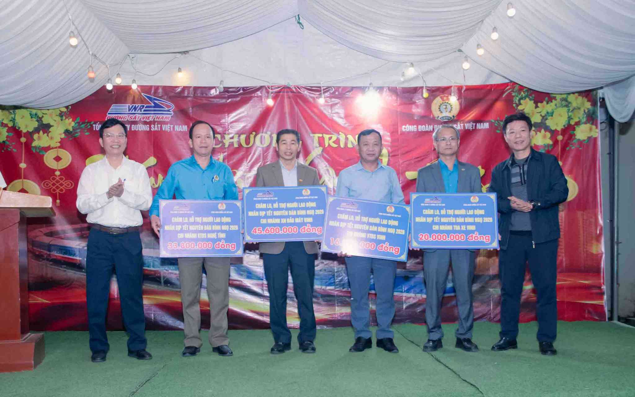 Trao ho tro cho cac khu ga thuoc chi nhanh Duong sat Nghe Tinh to chuc Tet Sum vay. Anh: Luong Trung