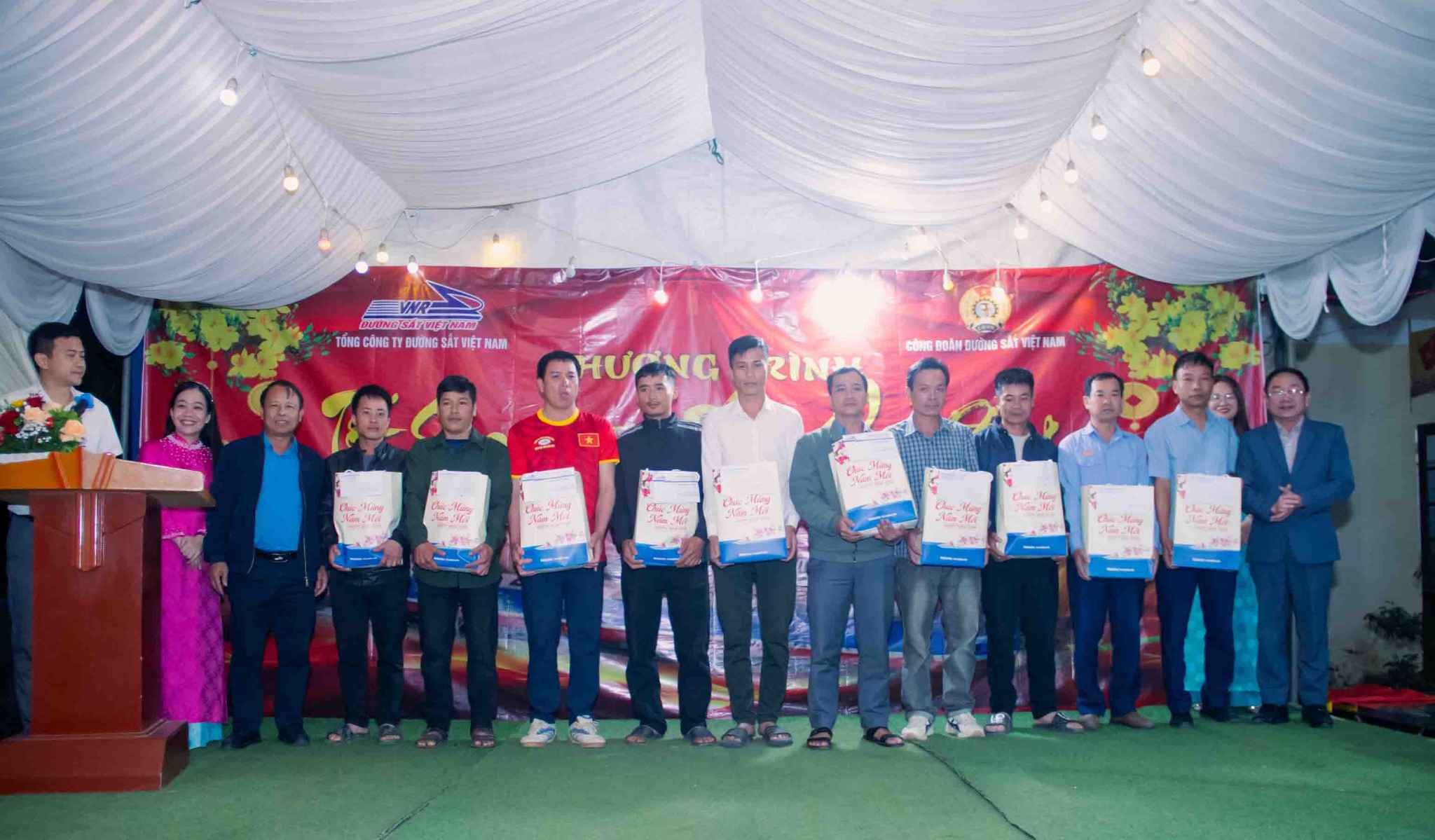 Tang qua cho doan vien, nguoi lao dong co hoan canh kho khan. Anh: Luong Trung