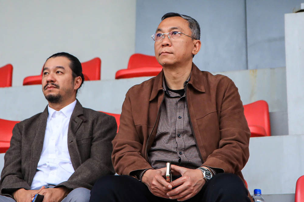 VFF President Tran Quoc Tuan watches the match between the Vietnamese women's team and the Uzbekistan women's team. Photo: VFF