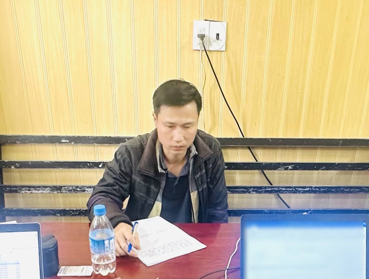 Đối tượng Nguyễn Đình Toàn giấu ma túy trong túi quần bị lực lượng công an phát hiện. Ảnh: Công an tỉnh Hưng Yên