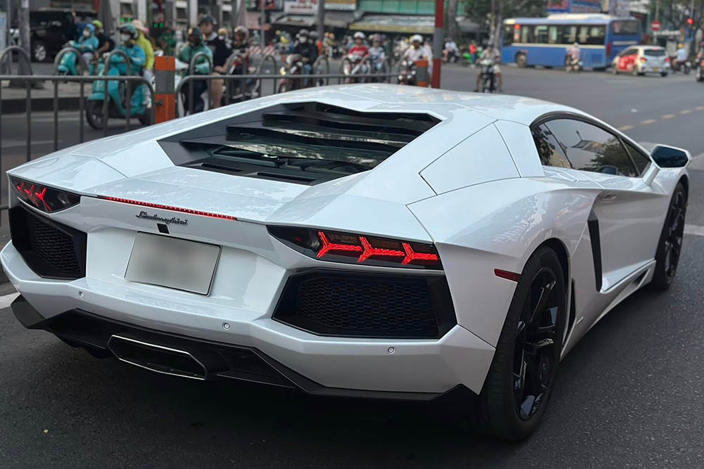 The Lamborghini Aventador LP700-4 supercar with a 6.5L naturally aspirated V12 engine is still in the process of finding a new owner in Ho Chi Minh City. Photo: Phong Diep