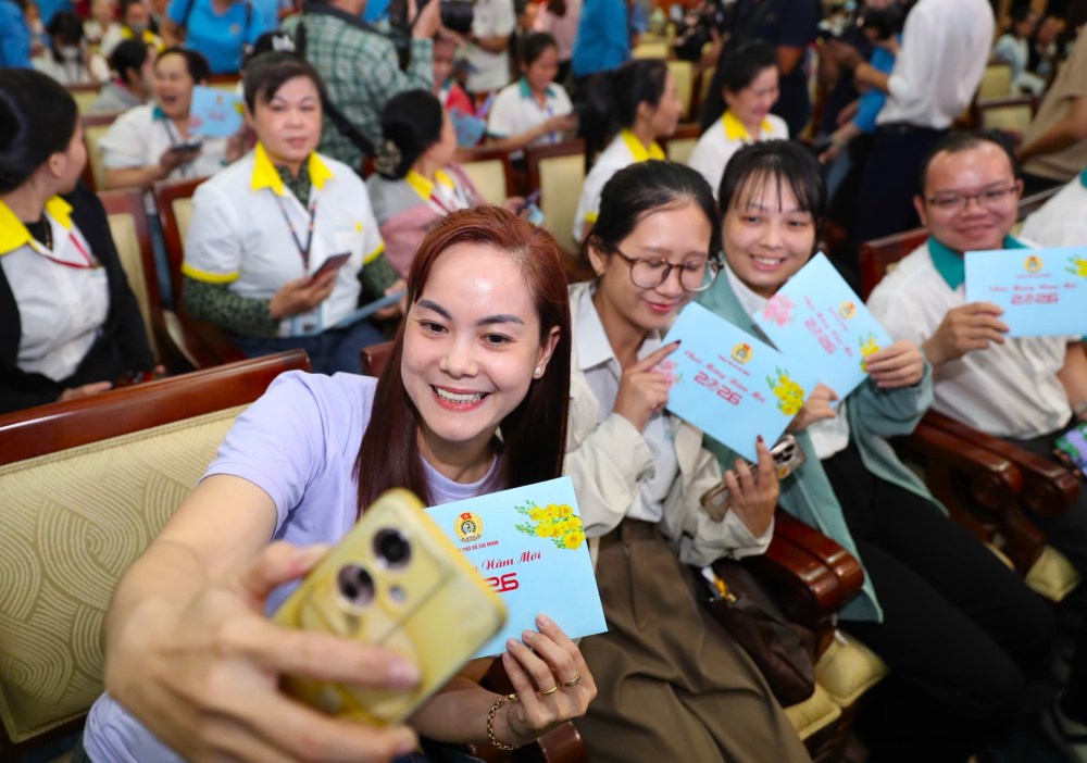 Les ouvriers de Ho Chi Minh-Ville debordent de joie lorsque l'argent du Tet arrive sur le compte.
