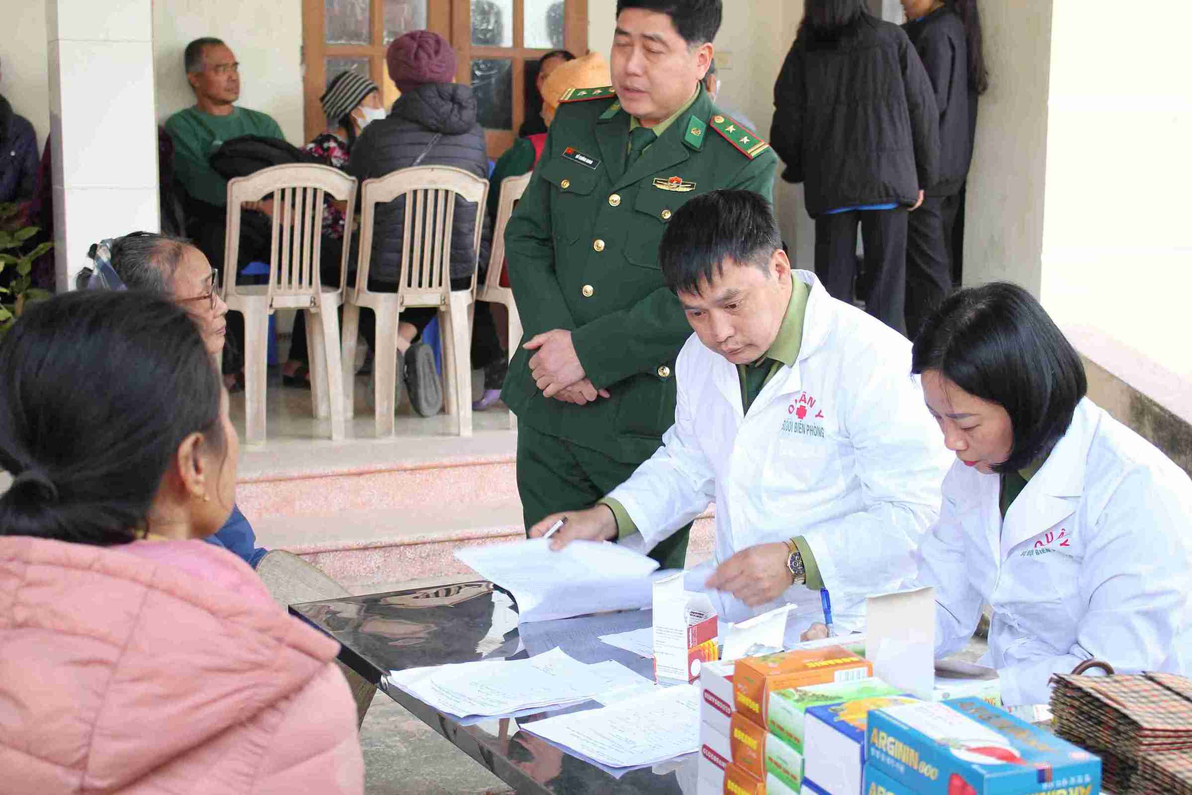 Military medical staff provide free health check-ups and consultations for people in Dong Thuy Anh commune near Tet. Photo: Mai Huong