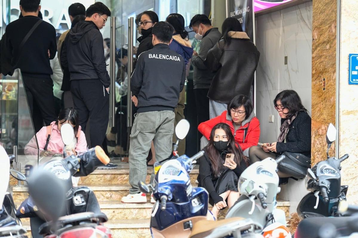Cua hang buoc phai dong cua ngung nhan khach hang vi so luong nguoi xep hang gay tac nghen. Anh: Bao Anh 