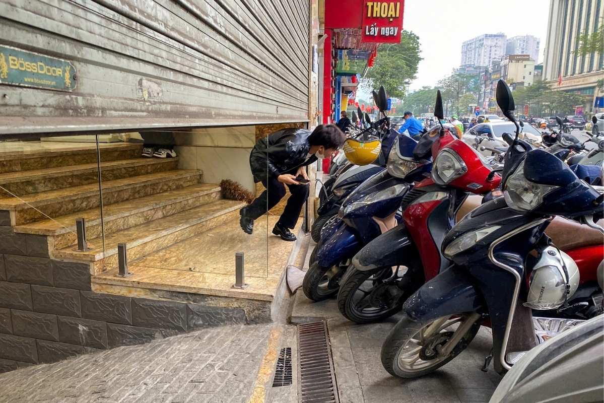 Silver prices rise, people flock to queue for long distances, stores are forced to lower their doors to stop receiving more customers. Photo: Bao Anh