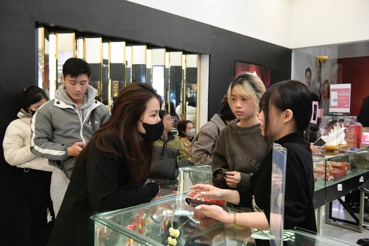 Khach hang xep hang tu som, kien nhan cho doi de co the dau tu vao kim loai quy. Anh: Bao Anh 