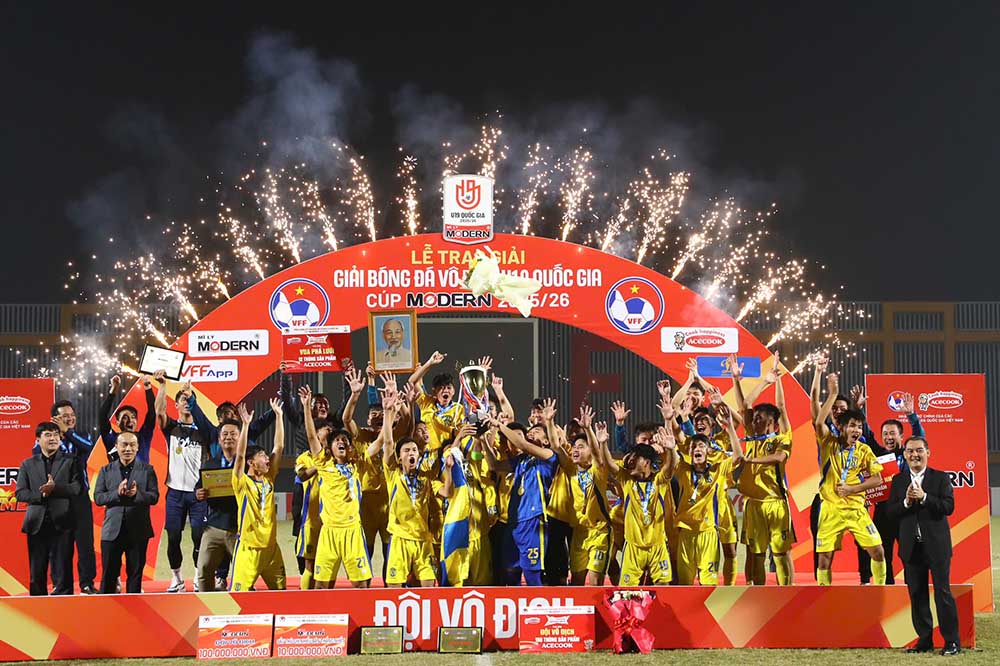 U19 Song Lam Nghe An celebrates the championship of the National U19 Championship 2025-2026. Photo: VFF