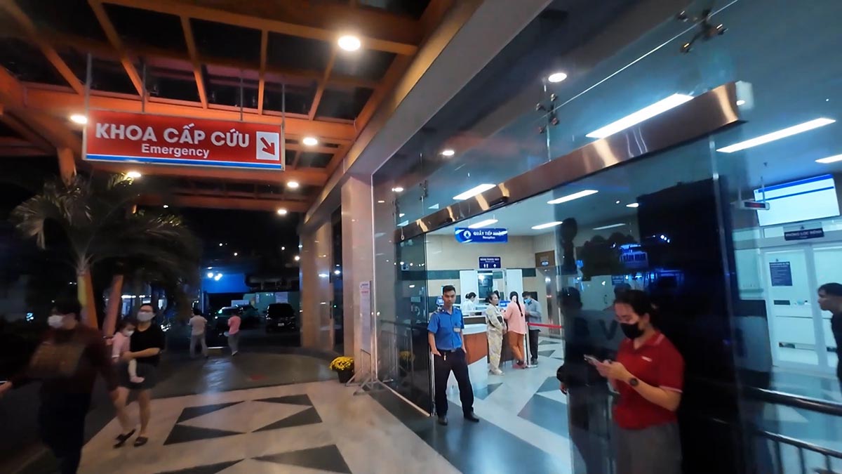 Ho Chi Minh City Police promptly opened the way to take the 2-year-old boy to the hospital for emergency treatment. Photo: Police provided