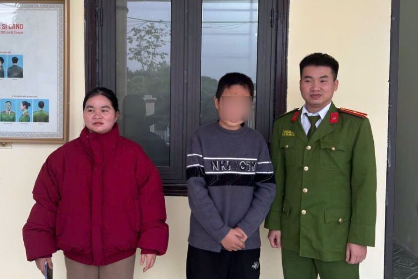 Receiving a report from people, Hong Chau Police supported the lost child. Photo: Hung Yen Police