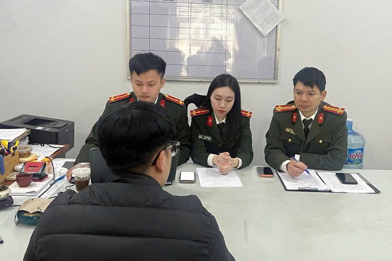 Phòng An ninh chính trị nội bộ xử phạt trường hợp vi phạm. Ảnh: Công an Hà Nội 

