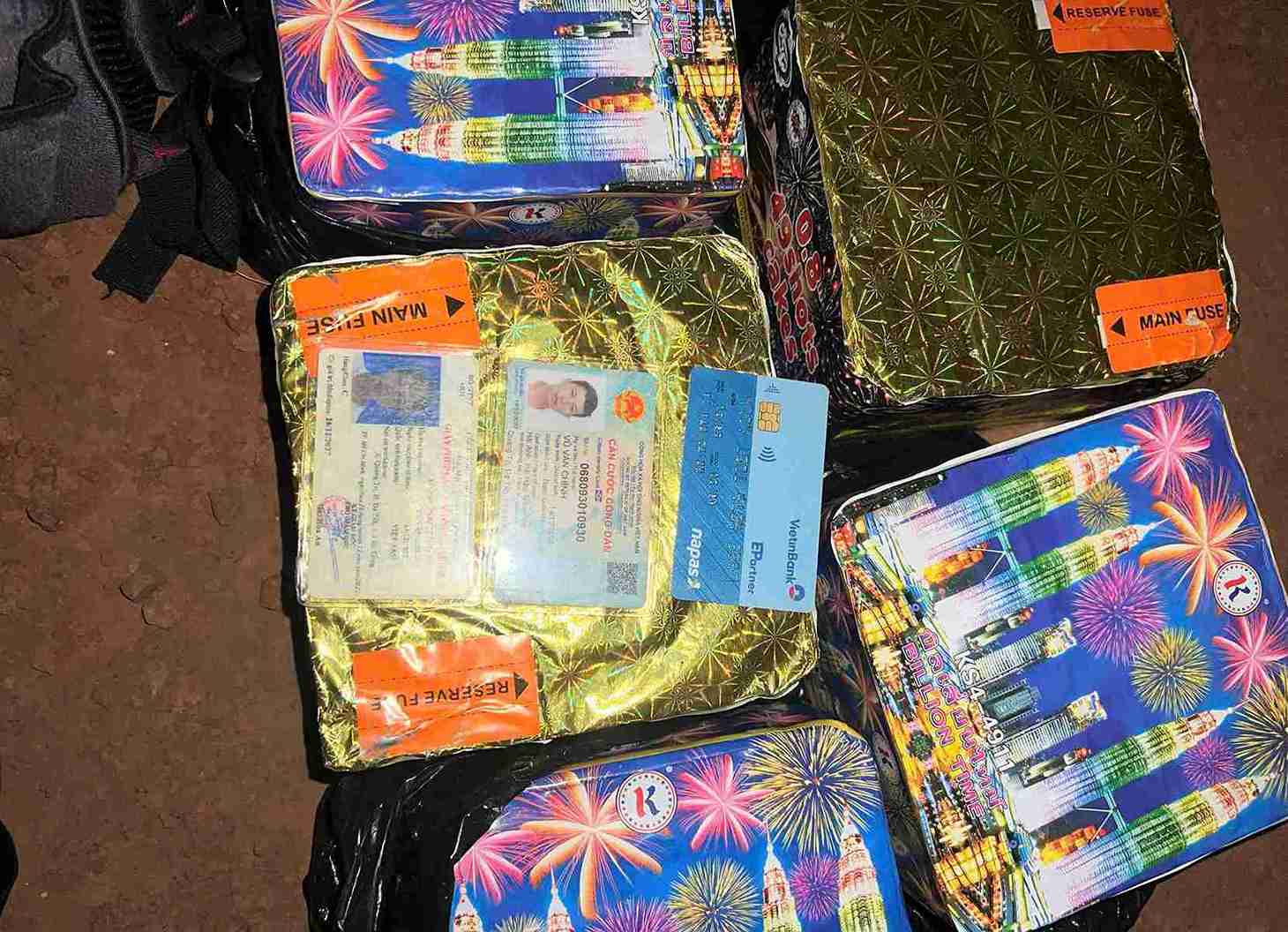 Số pháo hoa nổ do Chính mang đi tiêu thụ bị công an phát hiện bắt giữ. Ảnh: Công an cung cấp 