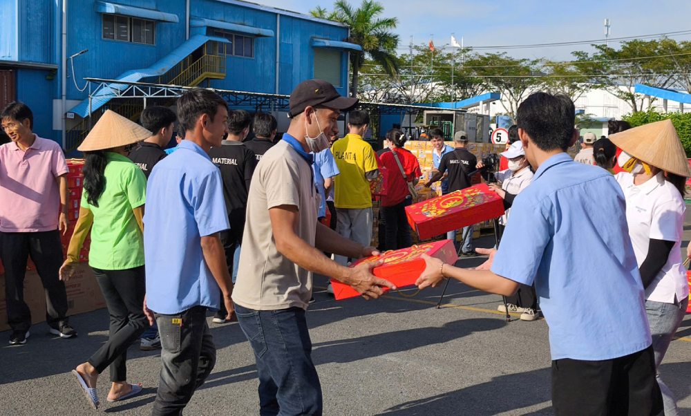 Tang qua Tet cho doan vien, nguoi lao dong nam 2025. Anh: CDCS Cong ty