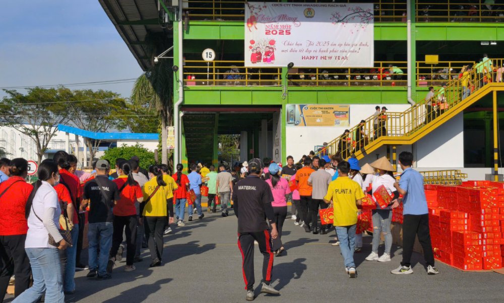Taking care of Tet for union members and workers of Hwaseung Rach Gia Co., Ltd. (year 2025). Photo: Company's Trade Union