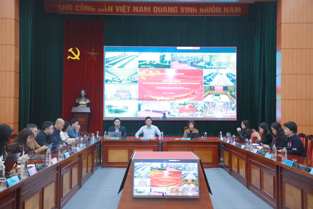 Dai bieu du Hoi nghi Bao cao vien truc tuyen tai diem cau Bao Lao Dong. Anh: Hai Nguyen