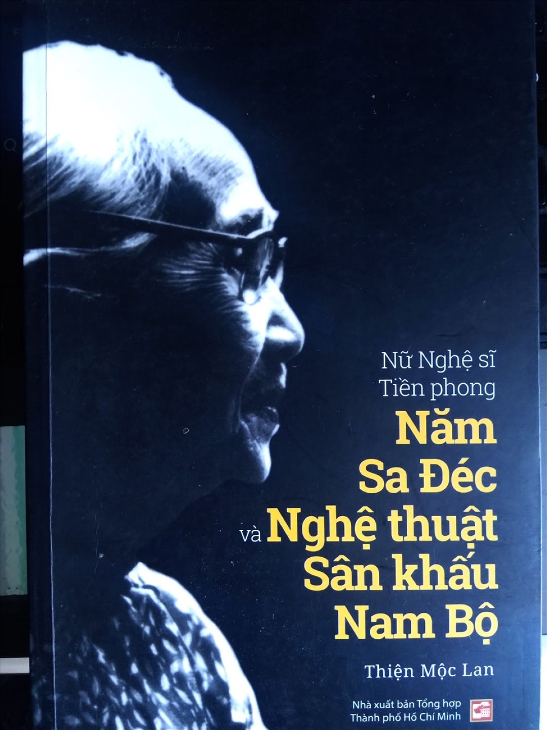 Tac pham “Nu si tien phong Nam Sa Dec va nghe thuat san khau Nam Bo” cua Thien Moc Lan. Anh: Luc Tung
