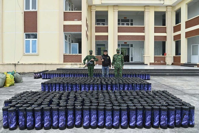 During the peak period of anti-smuggling, on January 20, the Border Guard force of Quang Ninh province arrested a case of illegal transportation of 1,364 laughing gas cylinders. Photo: Xuan Hung