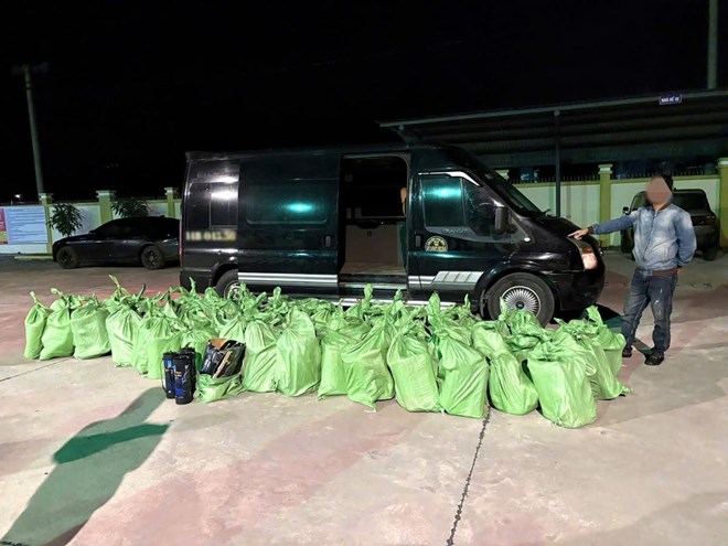 Vu van chuyen 332 binh khi cuoi bang xe o to khach ngay 1.1. Anh: Cong an Quang Ninh