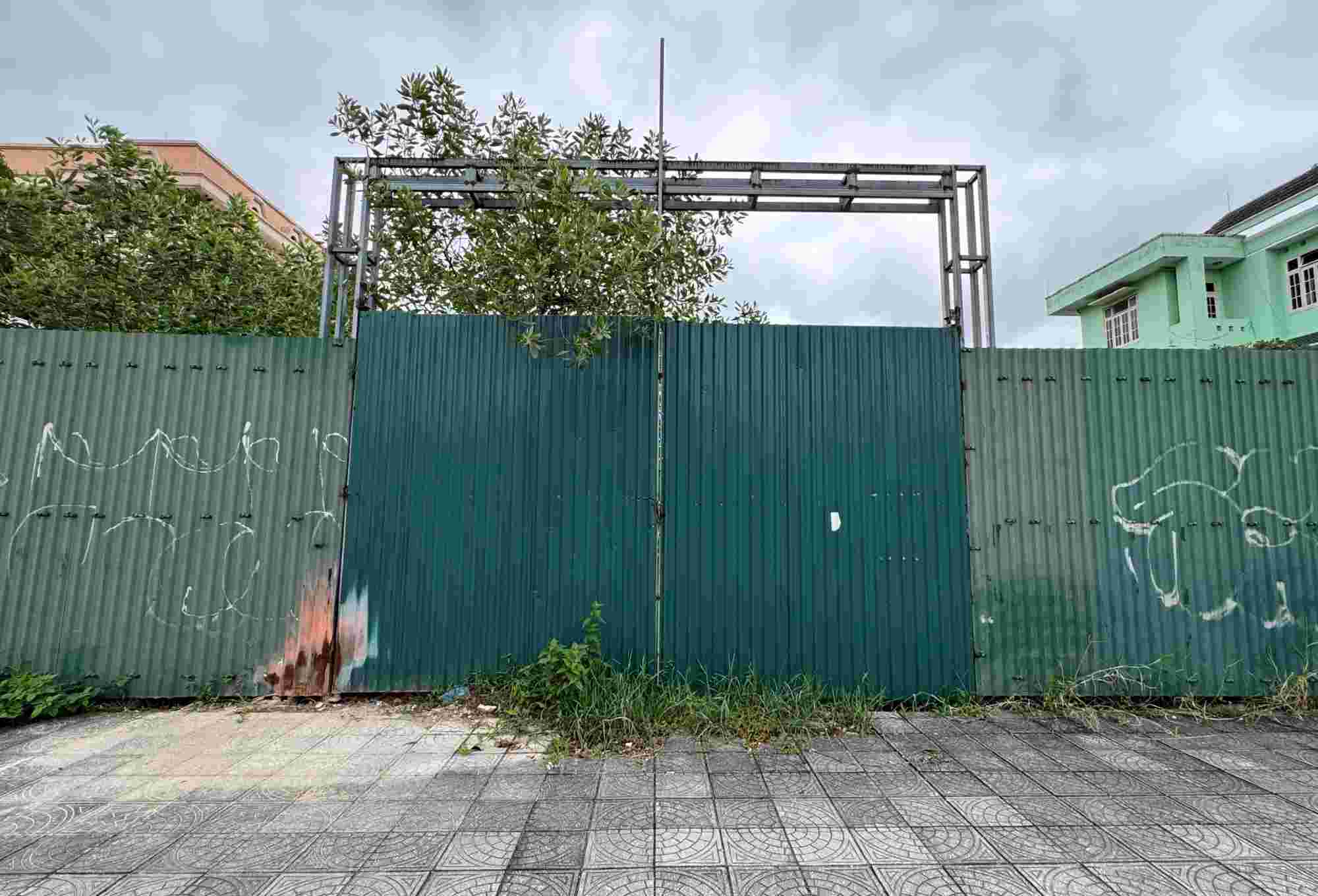 The project to build a commercial center and office for rent of Linh Thanh Group Joint Stock Company has just been revoked. Photo: Cong Sang