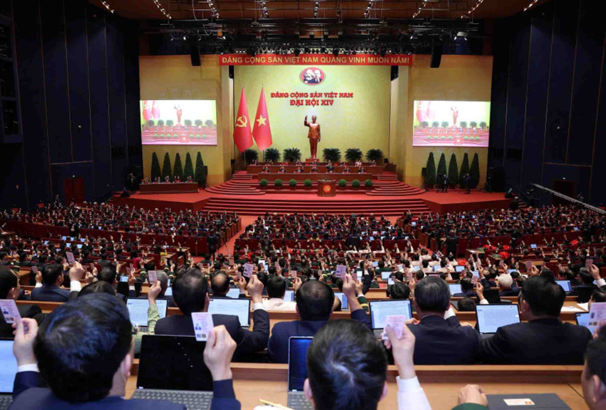 Delegates voted to approve the Resolution of the 14th Party Congress. Photo: VNA