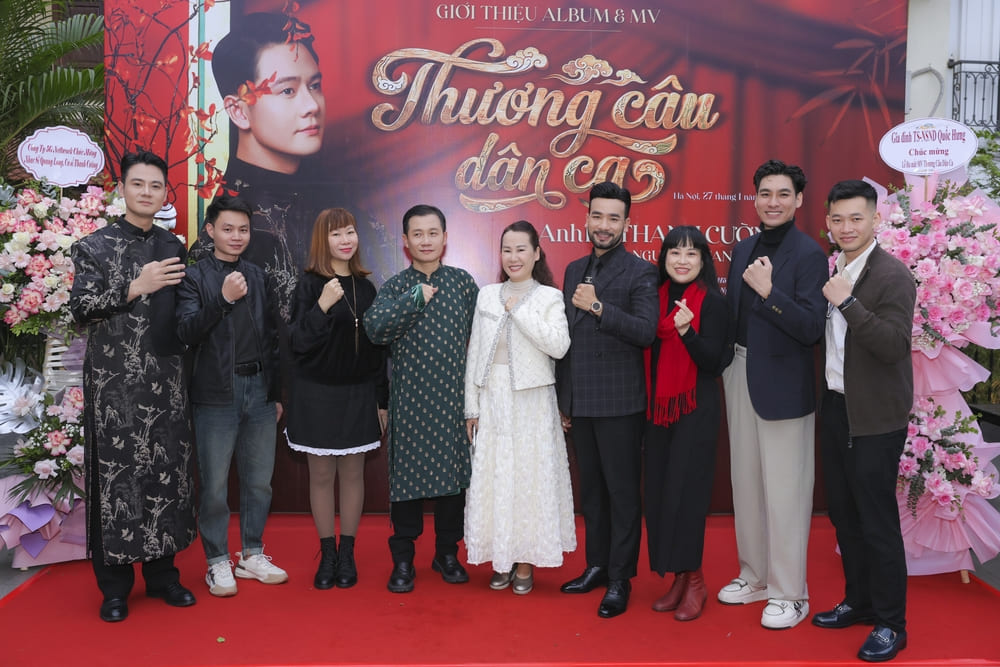 Nhieu nghe si den chuc mung nhac si Nguyen Quang Long va ca si AnhHI Thanh Cuong. Anh: Nhan vat cung cap